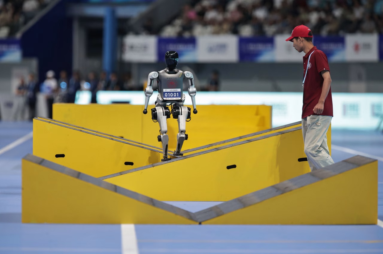 Робот на полосе препятствий во время игр